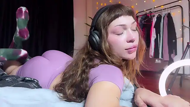 Snapshot of PaulaPratt chatting on December 7, 3:52 pm PaulaPratt online show from December 7, 3:52 pm