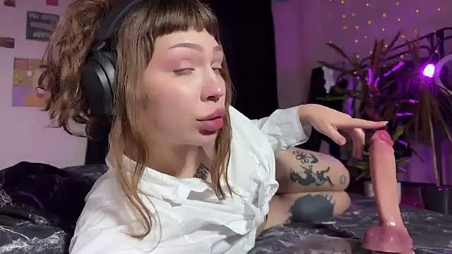 Snapshot of PaulaPratt chatting on December 13, 9:46 am PaulaPratt online show from December 13, 9:46 am