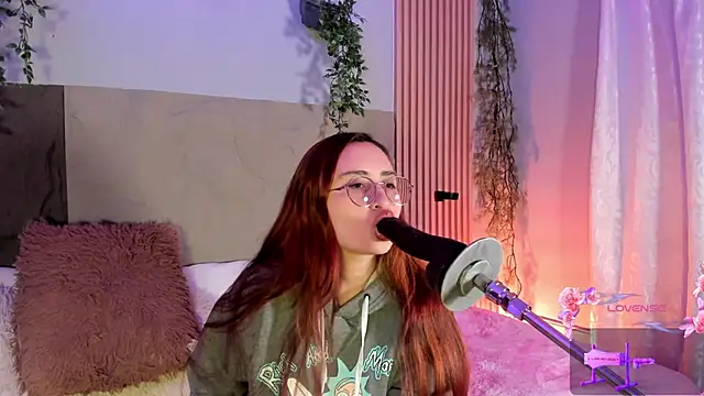 centaurigirl online show from March 11, 4:40 am