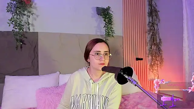 centaurigirl online show from April 10, 4:28 am