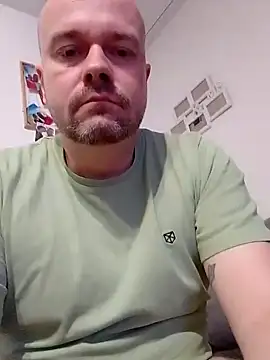 Snapshot of mikaaaaase chatting on October 19, 1:06 am mikaaaaase online show from October 19, 1:06 am