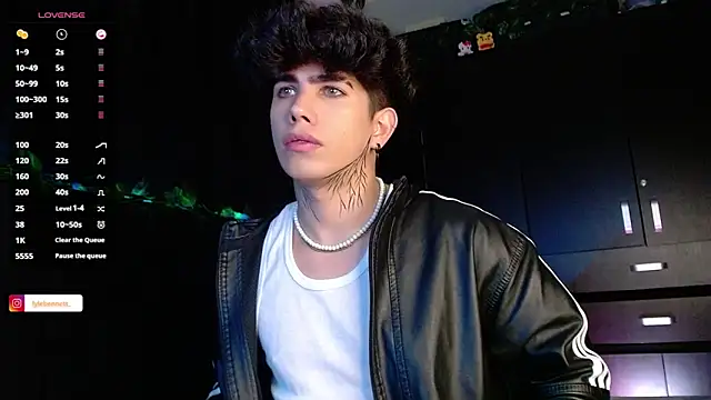 LyleBennett  online show from December 19, 11:50 am