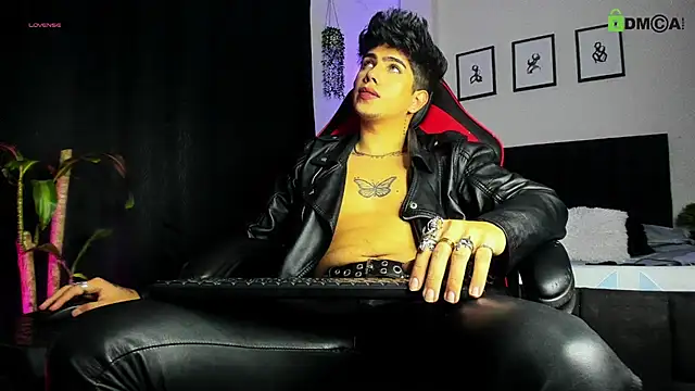 Snapshot of LyleBennett_ chatting on June 22, 10:34 am LyleBennett online show from June 22, 10:34 am