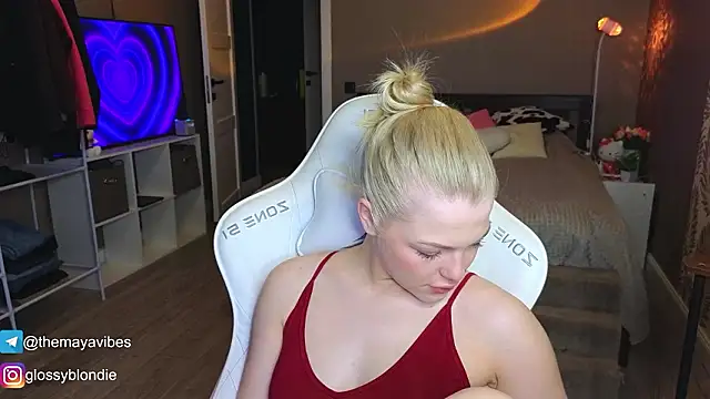 Maya Rave online show from March 30, 3:29 am