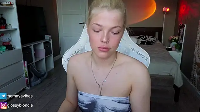 Maya Rave online show from April 21, 3:24 am