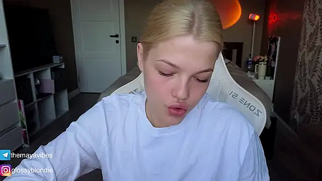 Maya Rave online show from April 23, 3:41 am