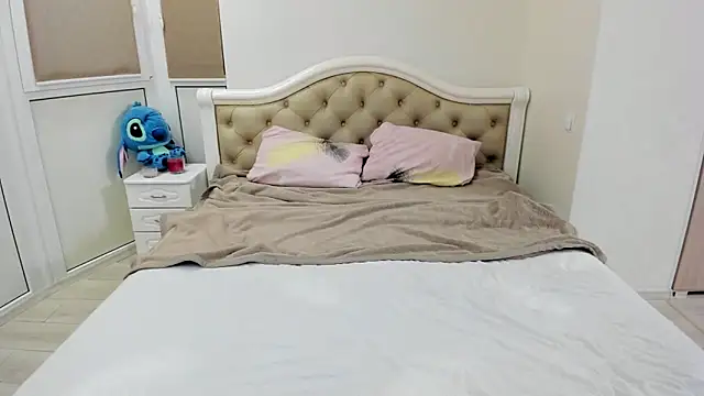 Snapshot of AngellNight4u chatting on February 8, 8:32 pm AngellNight4u online show from February 8, 8:32 pm