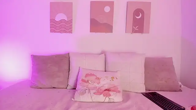 Snapshot of Mia_Heartt chatting on January 9, 7:08 pm Mia Heartt online show from January 9, 7:08 pm