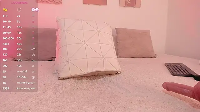 Snapshot of Mia_Heartt chatting on February 14, 11:09 pm Mia Heartt online show from February 14, 11:09 pm