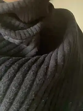 Snapshot of Bella0815 chatting on December 15, 7:13 am Bella0815 online show from December 15, 7:13 am