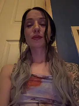Snapshot of MissMidnightUK chatting on April 25, 1:08 am MissMidnightUK online show from April 25, 1:08 am