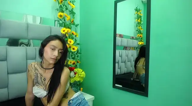 Miaa Thopmson online show from March 1, 9:29 am