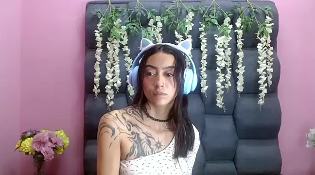 Miaa Thopmson online show from March 4, 7:22 pm