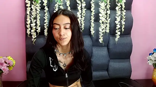 Miaa Thopmson online show from March 6, 7:10 pm