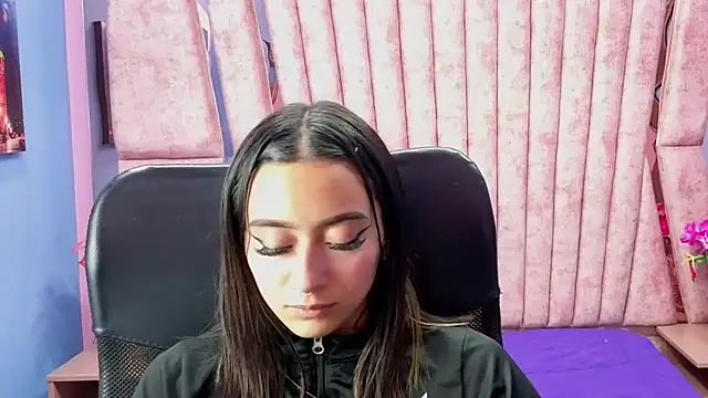 Miaa Thopmson online show from September 19, 7:25 pm