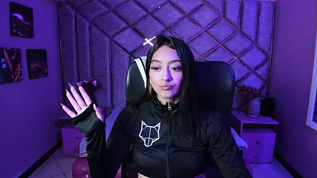 Miaa Thopmson online show from December 17, 4:46 pm