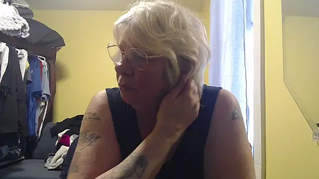 Snapshot of canadiancougar1965 chatting on March 20, 4:34 pm canadiancougar1965 online show from March 20, 4:34 pm