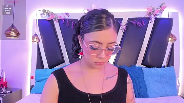 antonelllepiercee online show from April 21, 11:16 am