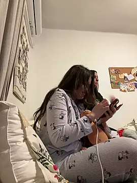 daniniescobarr online show from March 6, 9:00 pm