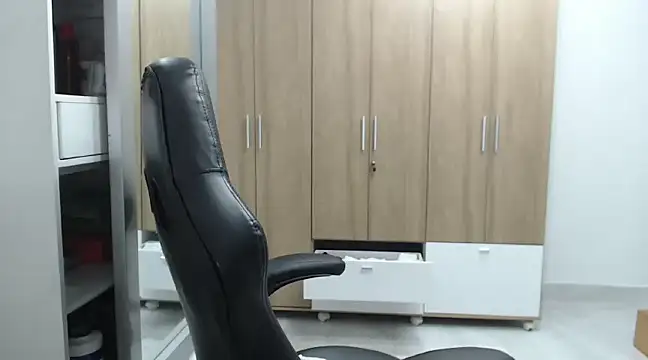 Snapshot of RoxanaLove9 chatting on December 21, 12:09 am RoxanaLove9 online show from December 21, 12:09 am