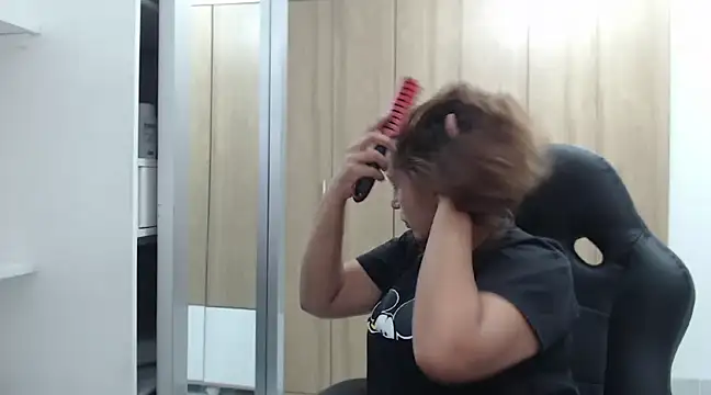 Snapshot of RoxanaLove9 chatting on January 4, 8:27 pm RoxanaLove9 online show from January 4, 8:27 pm