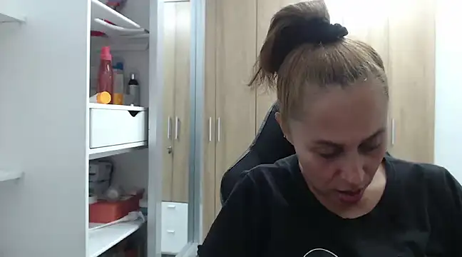 Snapshot of RoxanaLove9 chatting on January 4, 11:59 pm RoxanaLove9 online show from January 4, 11:59 pm