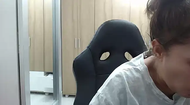 Snapshot of RoxanaLove9 chatting on February 6, 3:59 am RoxanaLove9 online show from February 6, 3:59 am