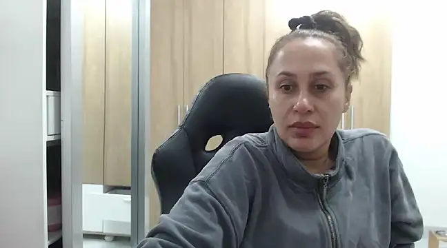 Snapshot of RoxanaLove9 chatting on February 9, 3:43 am RoxanaLove9 online show from February 9, 3:43 am