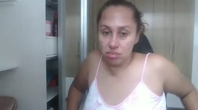 Snapshot of RoxanaLove9 chatting on February 19, 9:14 pm RoxanaLove9 online show from February 19, 9:14 pm