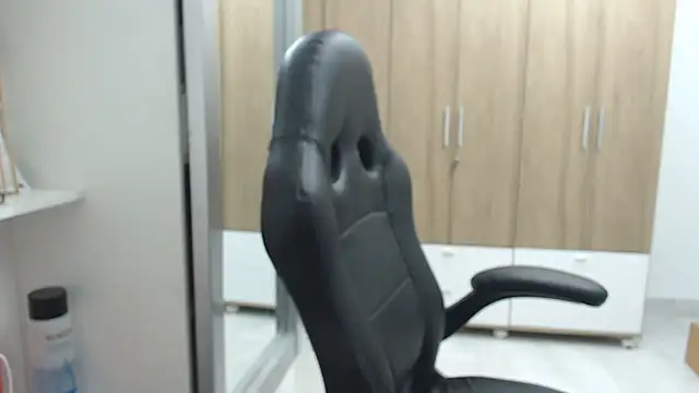 Snapshot of RoxanaLove9 chatting on March 22, 11:20 pm RoxanaLove9 online show from March 22, 11:20 pm