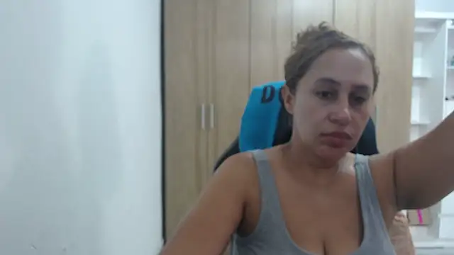 Snapshot of RoxanaLove9 chatting on October 10, 9:47 pm RoxanaLove9 online show from October 10, 9:47 pm