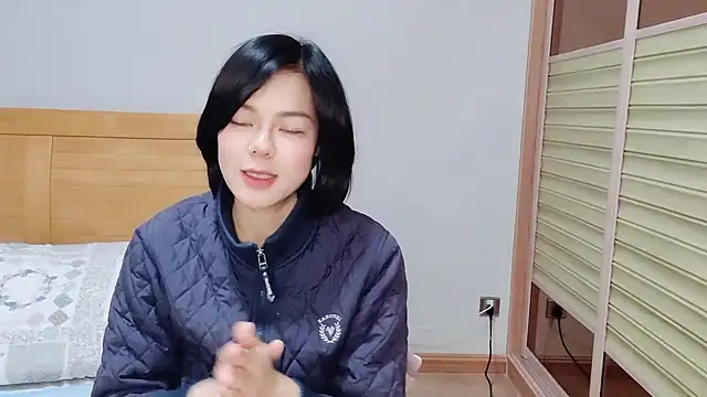 Snapshot of Linda-LL chatting on February 6, 3:37 am Linda-LL online show from February 6, 3:37 am