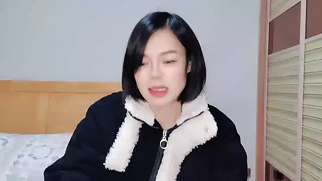 Snapshot of Linda-LL chatting on February 8, 2:47 am Linda-LL online show from February 8, 2:47 am