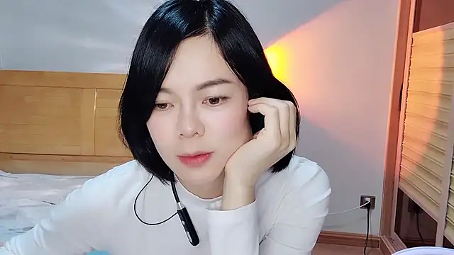 Snapshot of Linda-LL chatting on February 12, 1:27 pm Linda-LL online show from February 12, 1:27 pm