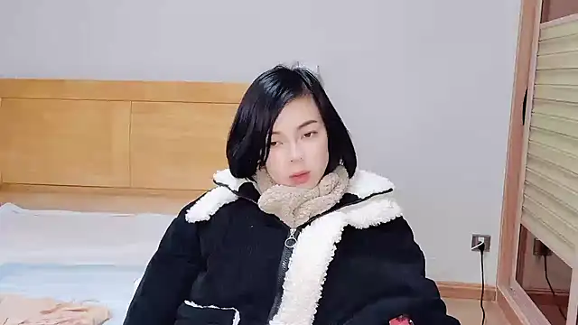 Snapshot of Linda-LL chatting on February 13, 5:37 am Linda-LL online show from February 13, 5:37 am