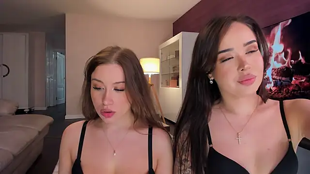hannah x x  online show from October 5, 7:45 pm