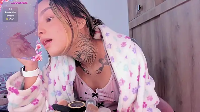 medussa13  online show from November 14, 1:10 pm