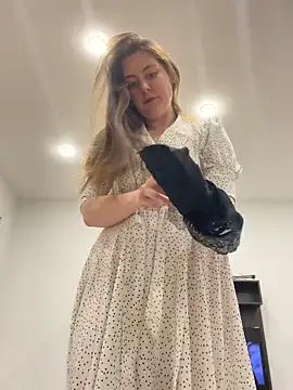 Snapshot of Topvi_ chatting on December 15, 2:32 pm Topvi online show from December 15, 2:32 pm