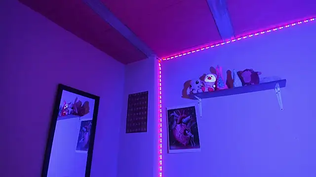 MadelineBenet online show from December 17, 6:02 am