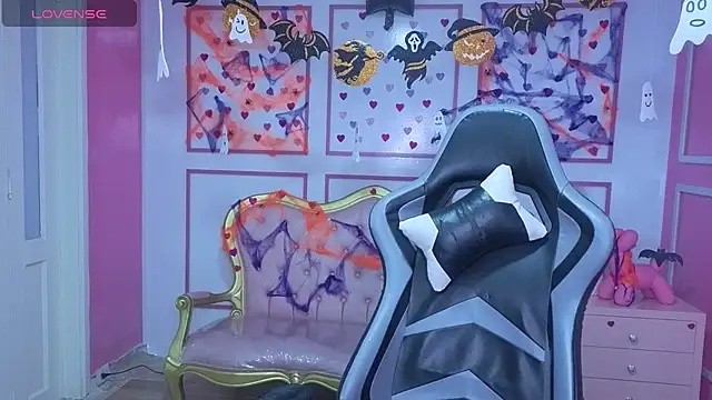 stephania t online show from October 31, 12:50 pm