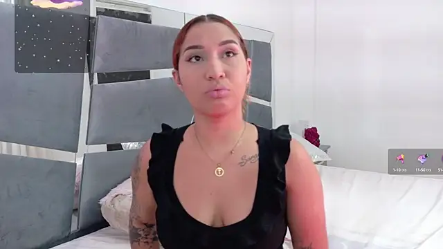 Snapshot of Alba_Grey chatting on December 7, 7:54 pm Alba Grey online show from December 7, 7:54 pm