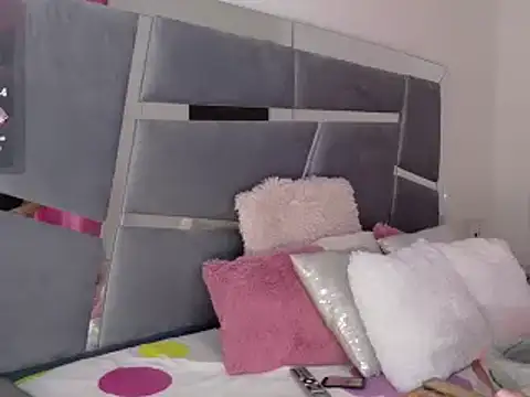 Snapshot of Alba_Grey chatting on January 20, 9:32 pm Alba Grey online show from January 20, 9:32 pm