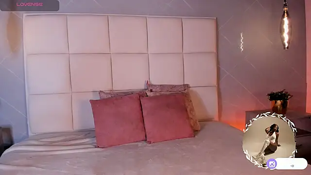 SaraMonroe1 online show from October 8, 11:30 am