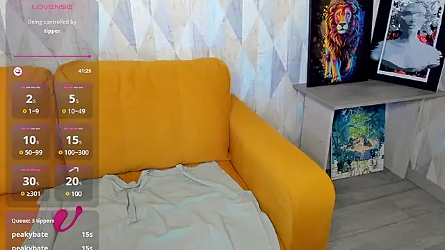 Snapshot of Michelle_Blond chatting on February 10, 1:11 pm Michelle Blond online show from February 10, 1:11 pm