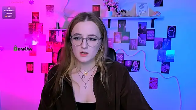 luna berryy online show from April 14, 8:15 pm