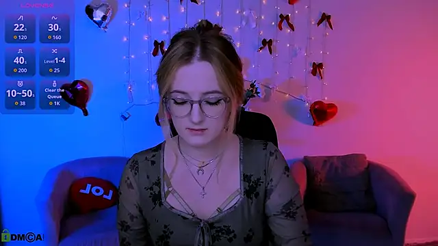 luna berryy online show from April 15, 7:10 pm