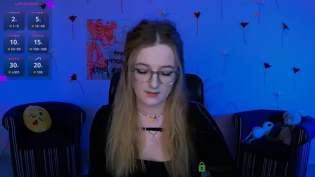 Snapshot of luna_berryy chatting on April 22, 7:15 pm luna berryy online show from April 22, 7:15 pm