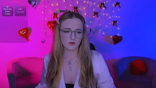 Snapshot of luna_berryy chatting on April 24, 7:38 pm luna berryy online show from April 24, 7:38 pm