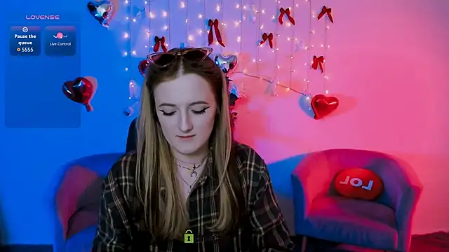 Snapshot of luna_berryy chatting on April 28, 2:38 am luna berryy online show from April 28, 2:38 am