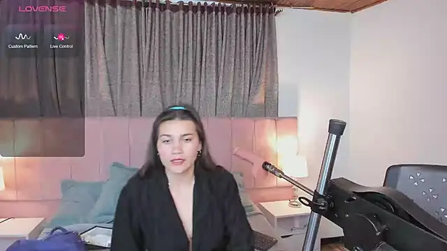 Snapshot of aurora_divine chatting on March 20, 7:14 pm aurora divine online show from March 20, 7:14 pm